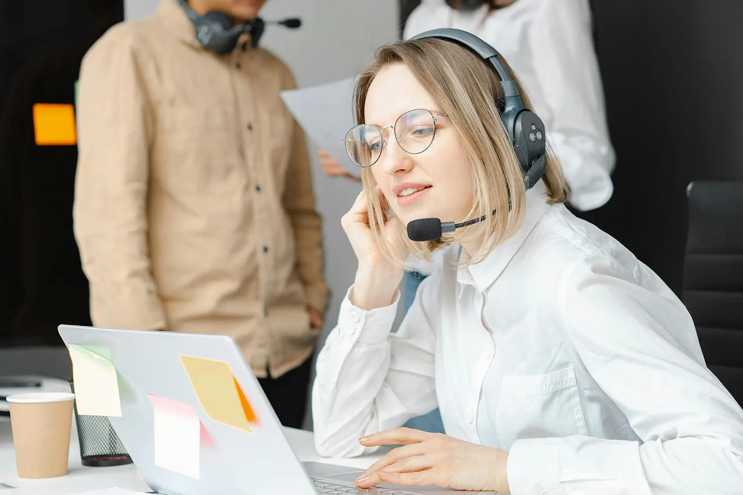 mujer call center mira ordenador mujer call center mira ordenador