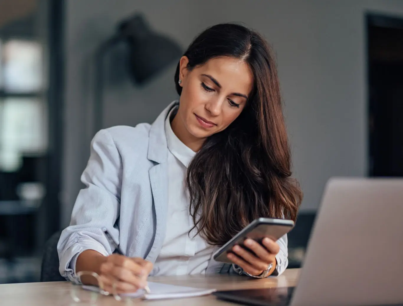 mujer consulta telefono anota mujer consulta telefono anota