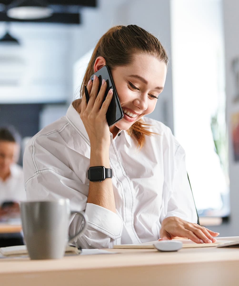 mujer llamando movil