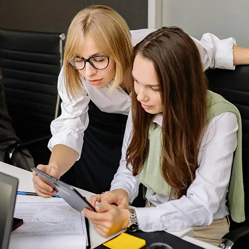 mujeres miran datos tablet sq